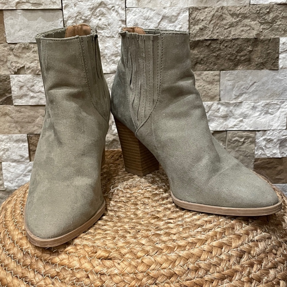 QUPID Women's Sage Green Heeled Boots Sz 8